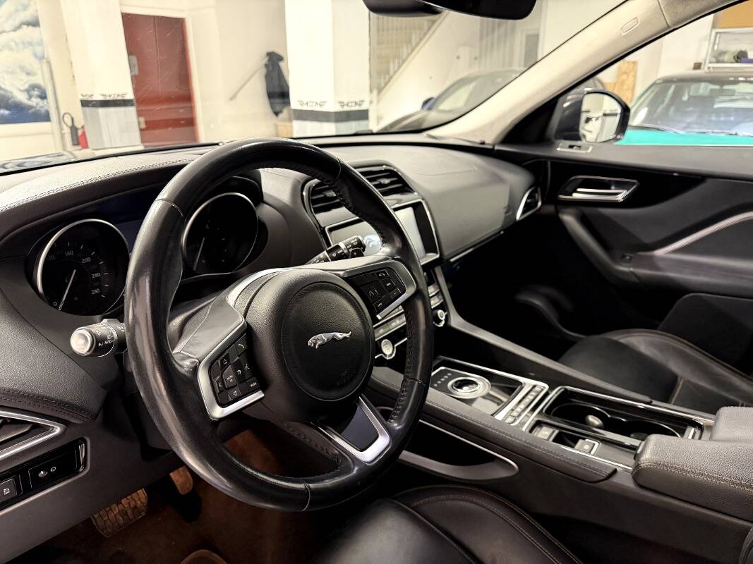 Jaguar F-Pace 2.0d i4 Prestige awd 180cv auto my20 - Immagine 15