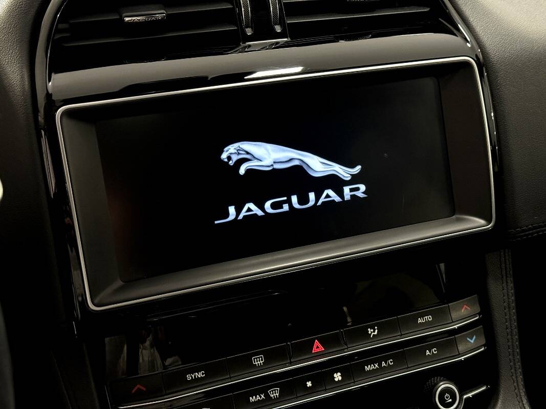 Jaguar F-Pace 2.0d i4 Prestige awd 180cv auto my20 - Immagine 19