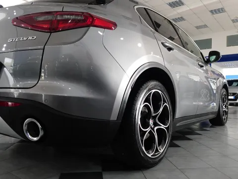Alfa Romeo Stelvio 2.2 t Sport Tech rwd 160cv auto - Immagine 8