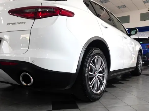 Alfa Romeo Stelvio 2.2 t Business Q4 190cv auto - Immagine 8