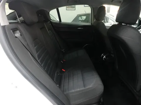 Alfa Romeo Stelvio 2.2 t Business Q4 190cv auto - Immagine 30