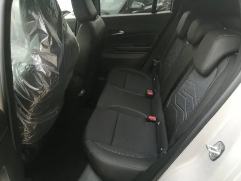 Jeep Avenger 1.2 turbo e-hybrid mhev Summit fwd 110cv edct6 - Immagine 9