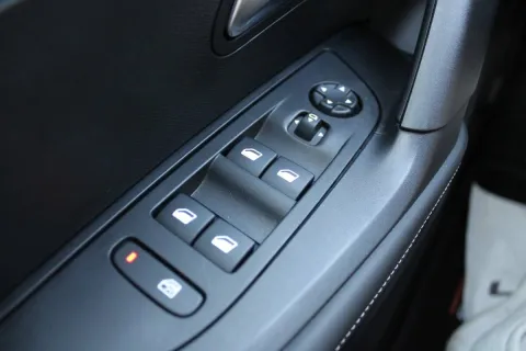 Peugeot 2008 1.2 puretech Allure s&s 130cv eat8 - Immagine 29