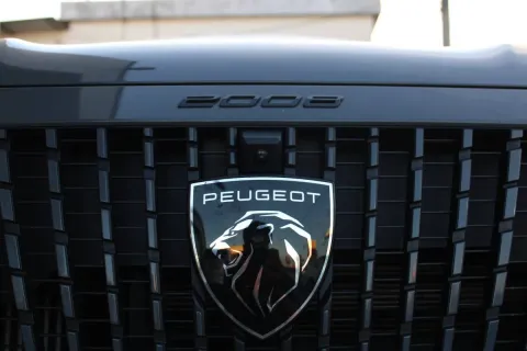 Peugeot 2008 1.2 puretech Allure s&s 130cv eat8 - Immagine 32