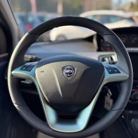 Toyota C-HR 1.8h Business e-cvt - Immagine 9