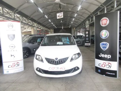 Lancia Ypsilon 1.0 firefly hybrid Silver s&s 70cv - Immagine 1