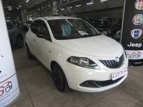 Lancia Ypsilon 1.0 firefly hybrid Silver s&s 70cv - Immagine 2