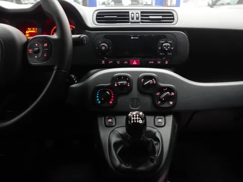 Fiat Panda 1.0 hybrid City Cross s&s 70cv - Immagine 17