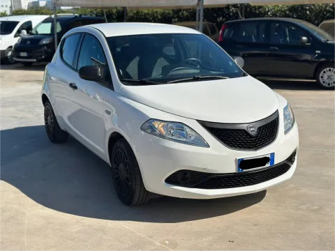 Lancia Ypsilon 1.0 firefly hybrid Silver s&s 70cv - Immagine 2