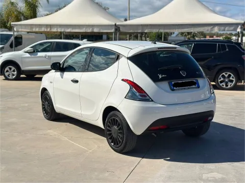 Lancia Ypsilon 1.0 firefly hybrid Silver s&s 70cv - Immagine 3