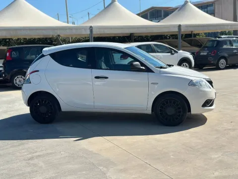 Lancia Ypsilon 1.0 firefly hybrid Silver s&s 70cv - Immagine 4