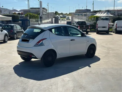 Lancia Ypsilon 1.0 firefly hybrid Silver s&s 70cv - Immagine 5