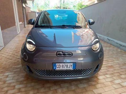 Fiat 500e 42 kWh Passion - Immagine 1