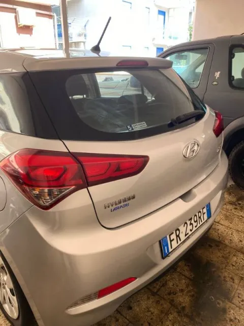 Hyundai i20 5p 1.1 crdi Style 75cv my17 - Immagine 3