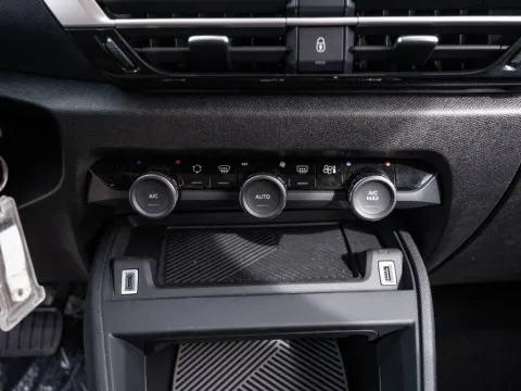 Citroen C4 X motore elettrico 100kW Plus - Immagine 27