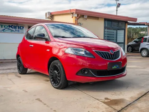 Lancia Ypsilon 1.0 firefly hybrid Silver s&s 70cv - Immagine 1
