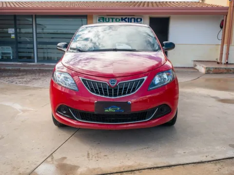 Lancia Ypsilon 1.0 firefly hybrid Silver s&s 70cv - Immagine 2