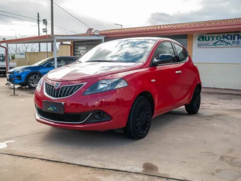 Lancia Ypsilon 1.0 firefly hybrid Silver s&s 70cv - Immagine 3