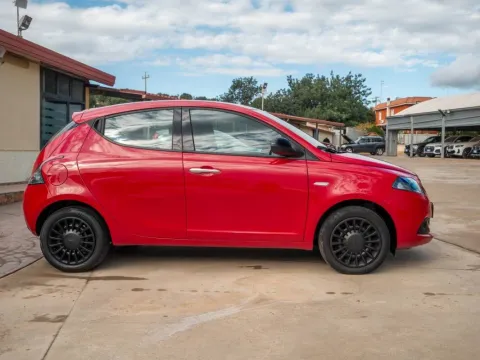 Lancia Ypsilon 1.0 firefly hybrid Silver s&s 70cv - Immagine 8