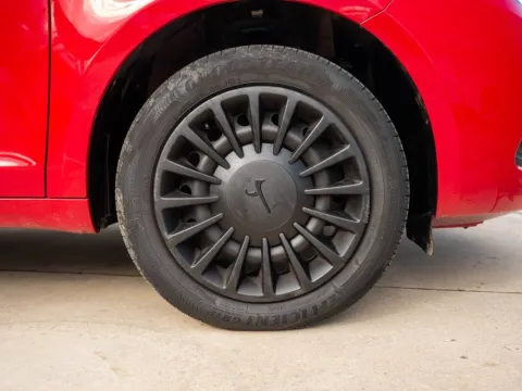 Lancia Ypsilon 1.0 firefly hybrid Silver s&s 70cv - Immagine 9