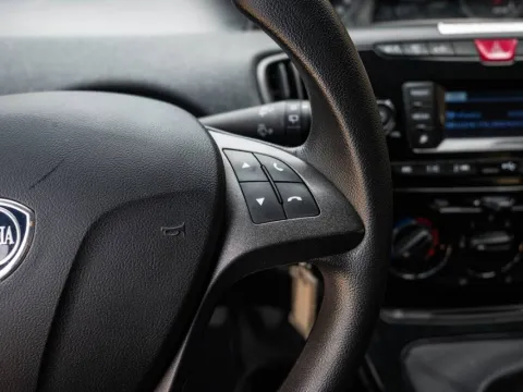 Lancia Ypsilon 1.0 firefly hybrid Silver s&s 70cv - Immagine 19