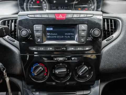 Lancia Ypsilon 1.0 firefly hybrid Silver s&s 70cv - Immagine 21