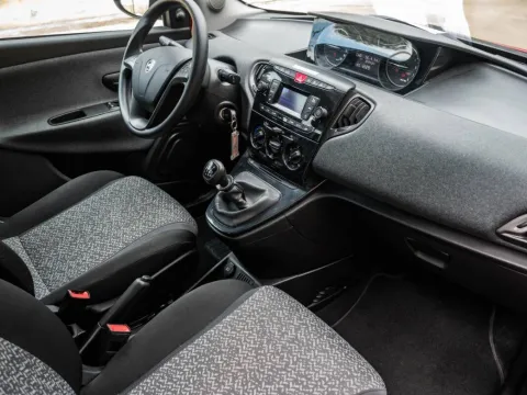 Lancia Ypsilon 1.0 firefly hybrid Silver s&s 70cv - Immagine 25