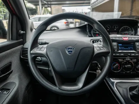Lancia Ypsilon 1.0 firefly hybrid Silver s&s 70cv - Immagine 27