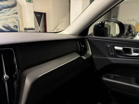 Volvo XC60 2.0 b4 Plus Dark auto - Immagine 17