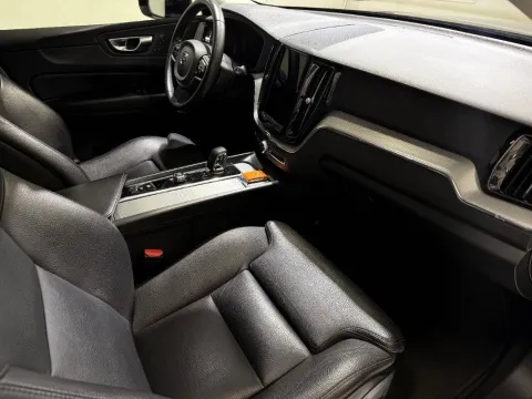 Volvo XC60 2.0 b4 Plus Dark auto - Immagine 23