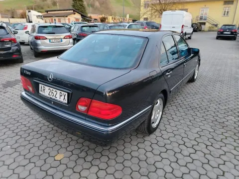Mercedes E 200 Avantgarde - Immagine 3