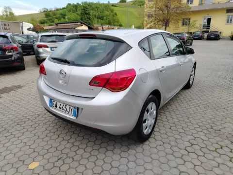 Opel Astra 5p 1.7 cdti Cosmo 110cv - Immagine 3