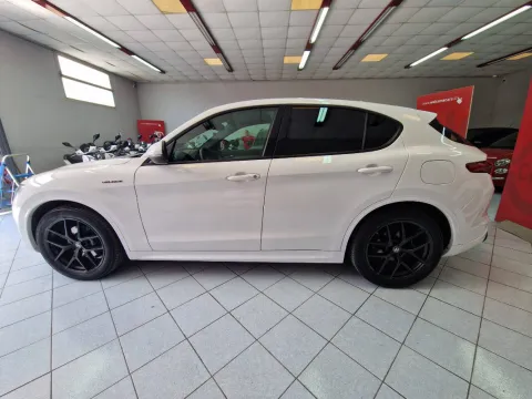 Alfa Romeo Stelvio 2.2 t Veloce Q4 210cv auto - Immagine 2