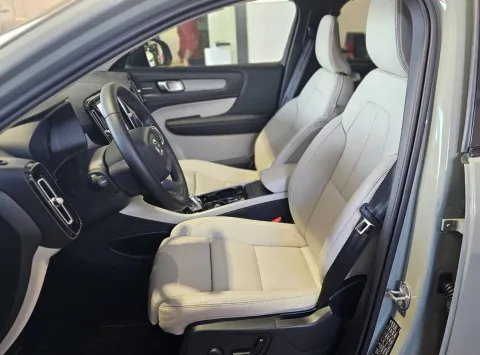Volvo XC40 2.0 b3 Plus Dark auto - Immagine 8