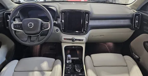 Volvo XC40 2.0 b3 Plus Dark auto - Immagine 23