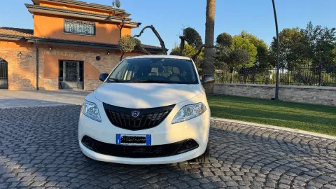 Lancia Ypsilon 1.0 firefly hybrid Gold Plus s&s 70cv 5p.ti - Immagine 2