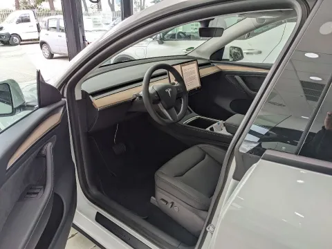 Tesla Model Y Long Range Dual Motor awd - Immagine 12