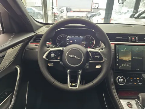 Jaguar F-Pace 2.0d i4 mhev R-Dynamic SE awd 204cv auto - Immagine 13