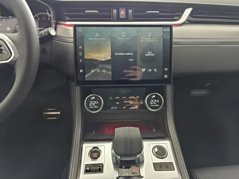 Jaguar F-Pace 2.0d i4 mhev R-Dynamic SE awd 204cv auto - Immagine 16