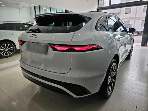 Jaguar F-Pace 2.0d i4 mhev R-Dynamic SE awd 204cv auto - Immagine 6