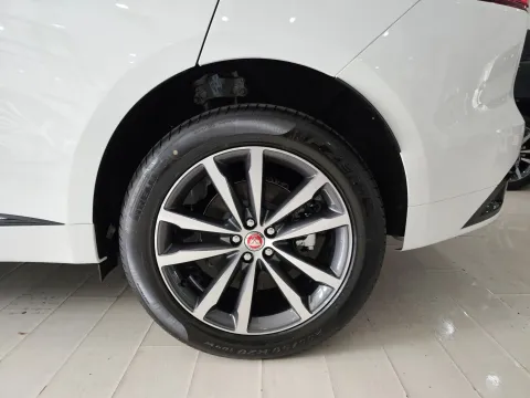 Jaguar F-Pace 2.0d i4 mhev R-Dynamic SE awd 204cv auto - Immagine 7