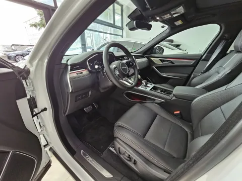 Jaguar F-Pace 2.0d i4 mhev R-Dynamic SE awd 204cv auto - Immagine 11