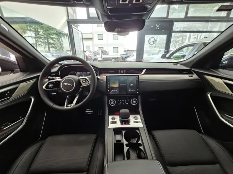 Jaguar F-Pace 2.0d i4 mhev R-Dynamic SE awd 204cv auto - Immagine 16