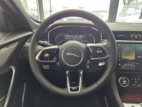 Jaguar F-Pace 2.0d i4 mhev R-Dynamic SE awd 204cv auto - Immagine 17