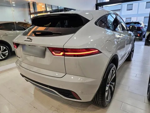 Jaguar E-Pace 2.0d i4 mhev R-Dynamic SE awd 163cv auto - Immagine 7