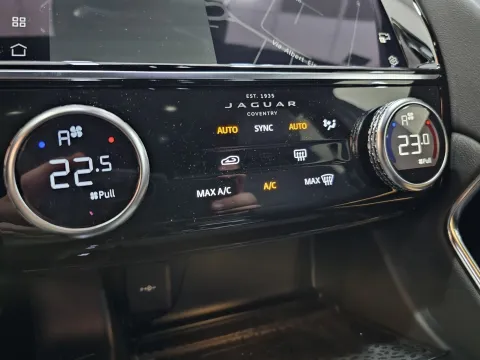 Jaguar E-Pace 2.0d i4 mhev R-Dynamic SE awd 163cv auto - Immagine 27