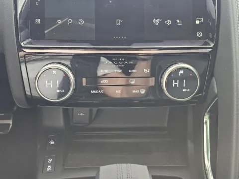 Jaguar E-Pace 2.0d i4 mhev R-Dynamic SE awd 163cv auto - Immagine 26