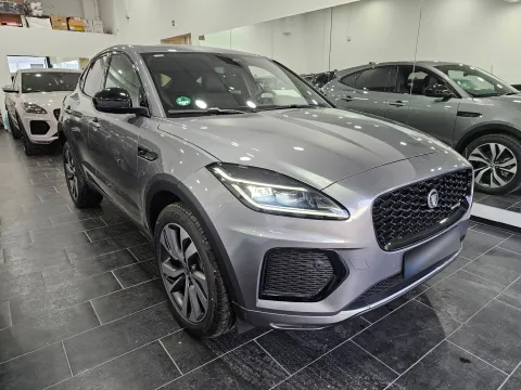 Jaguar E-Pace 2.0d i4 mhev R-Dynamic SE awd 163cv auto - Immagine 2
