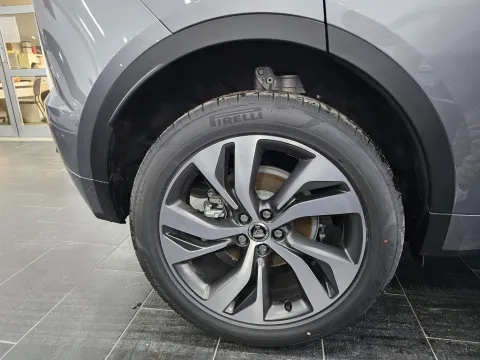 Jaguar E-Pace 2.0d i4 mhev R-Dynamic SE awd 163cv auto - Immagine 8