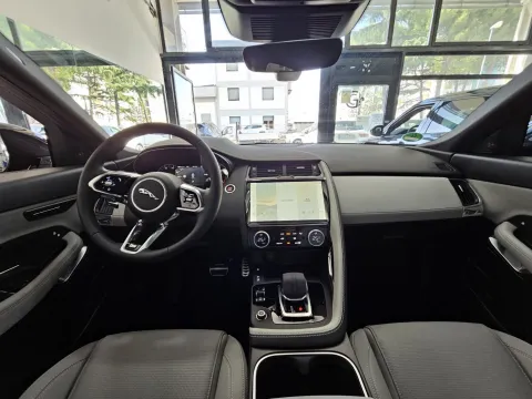 Jaguar E-Pace 2.0d i4 mhev R-Dynamic SE awd 163cv auto - Immagine 15